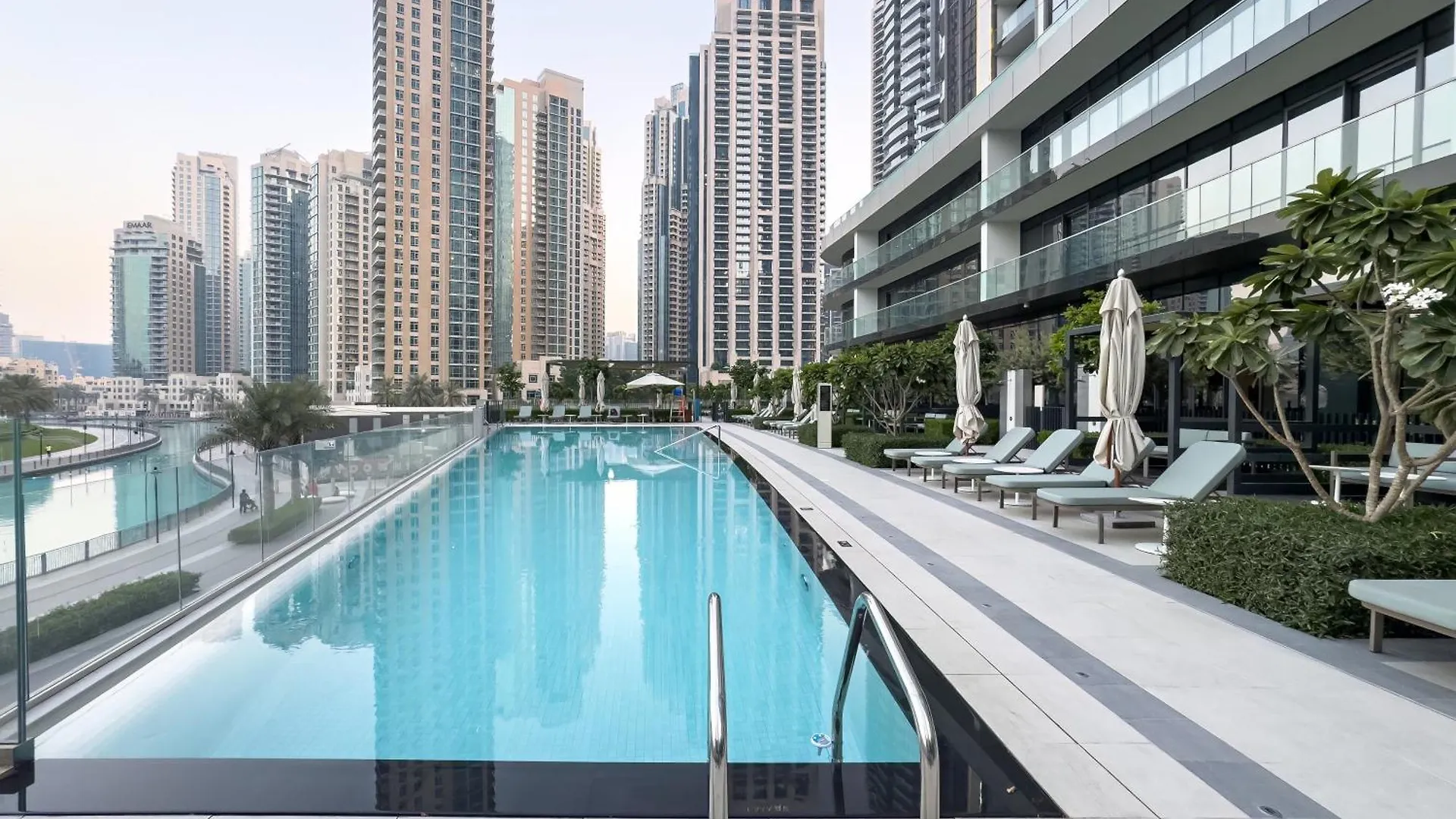 Crown Jewel 2 Bedroom Apartments I Iconic Burj Khalifa And Fountain Views I Free Parking, Gym, Pool, Wi-Fi And Ps5 I By Skyline Serenity Dubai