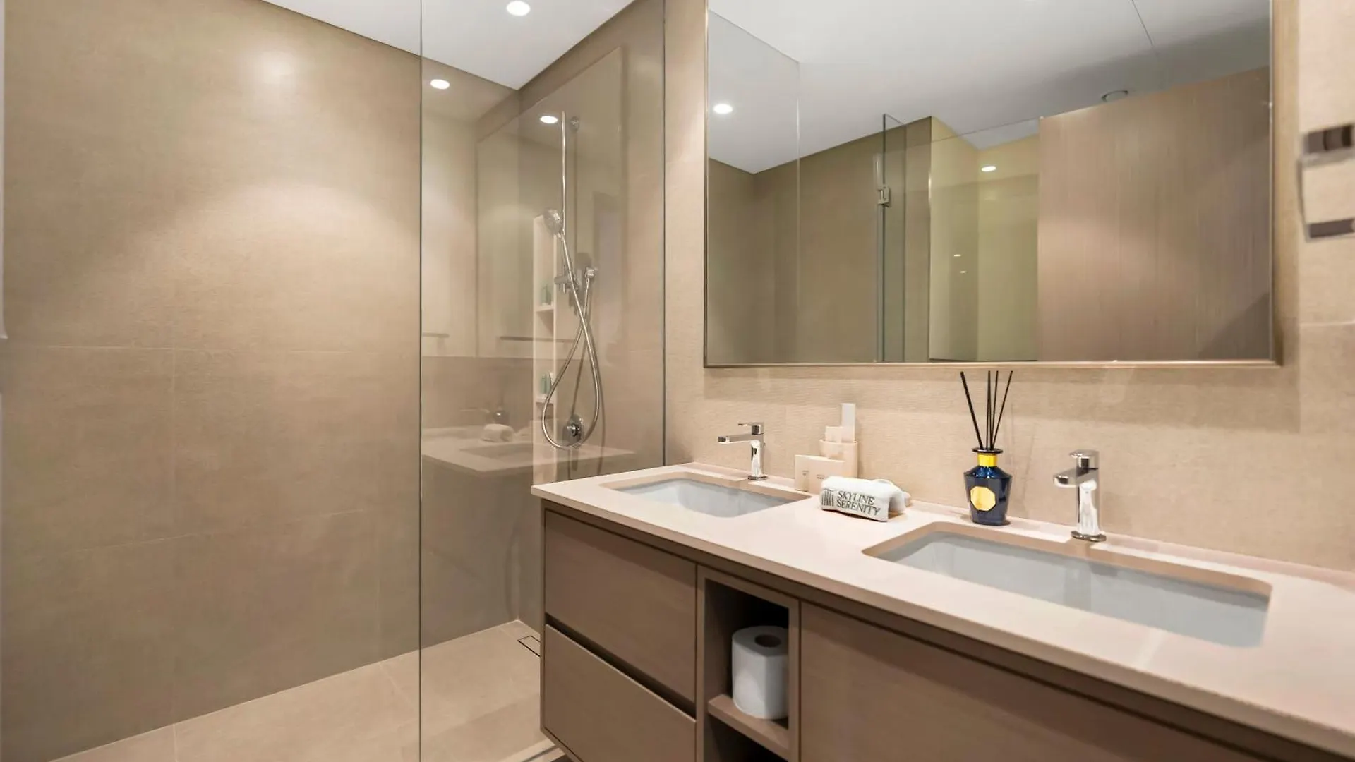 Crown Jewel 2 Bedroom Apartments I Iconic Burj Khalifa And Fountain Views I Free Parking, Gym, Pool, Wi-Fi And Ps5 I By Skyline Serenity Dubai