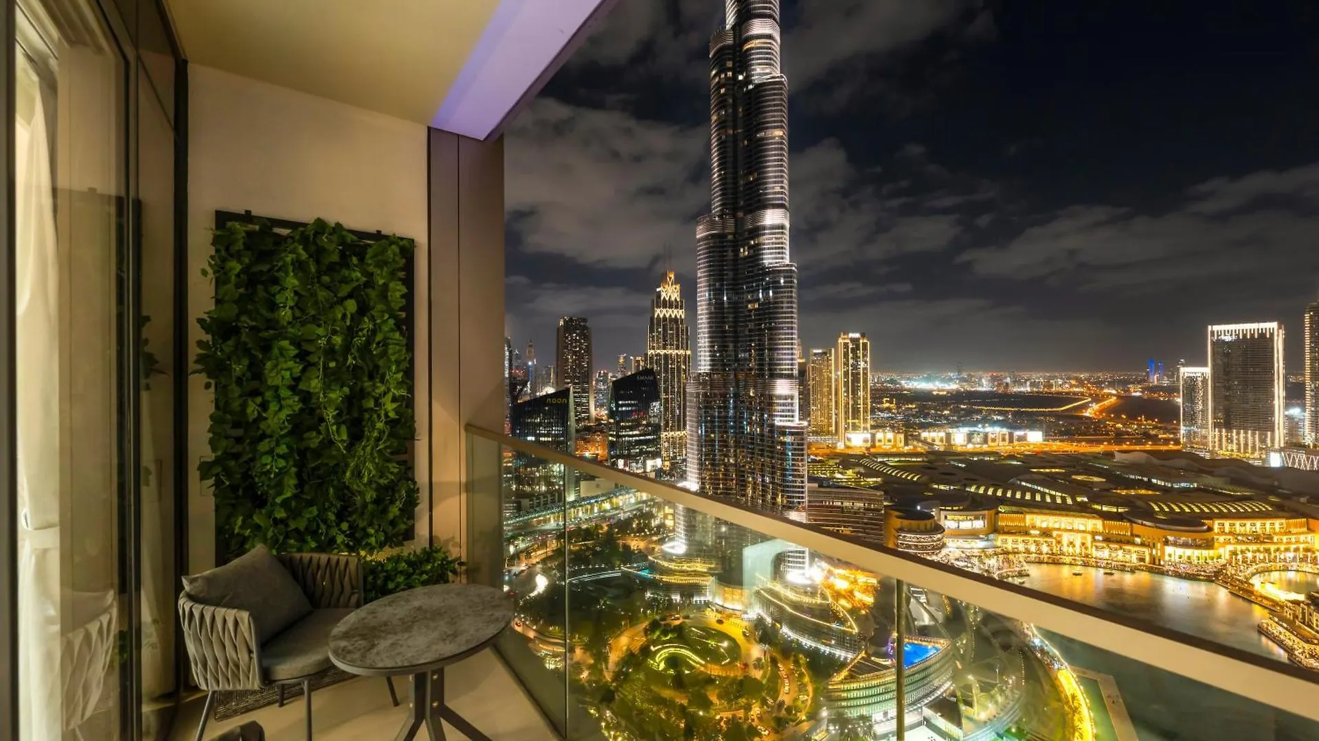 Crown Jewel 2 Bedroom Apartments I Iconic Burj Khalifa And Fountain Views I Free Parking, Gym, Pool, Wi-Fi And Ps5 I By Skyline Serenity Dubai