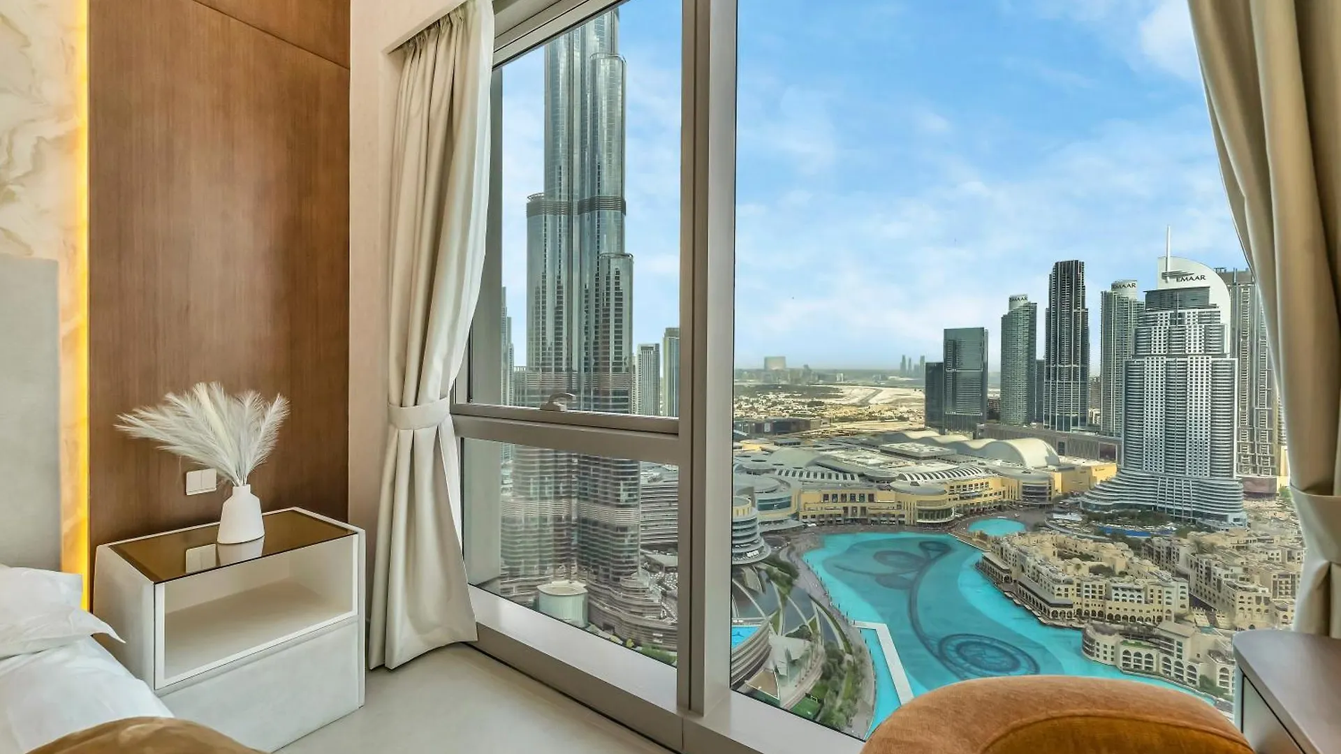 Crown Jewel 2 Bedroom Apartments I Iconic Burj Khalifa And Fountain Views I Free Parking, Gym, Pool, Wi-Fi And Ps5 I By Skyline Serenity Dubai