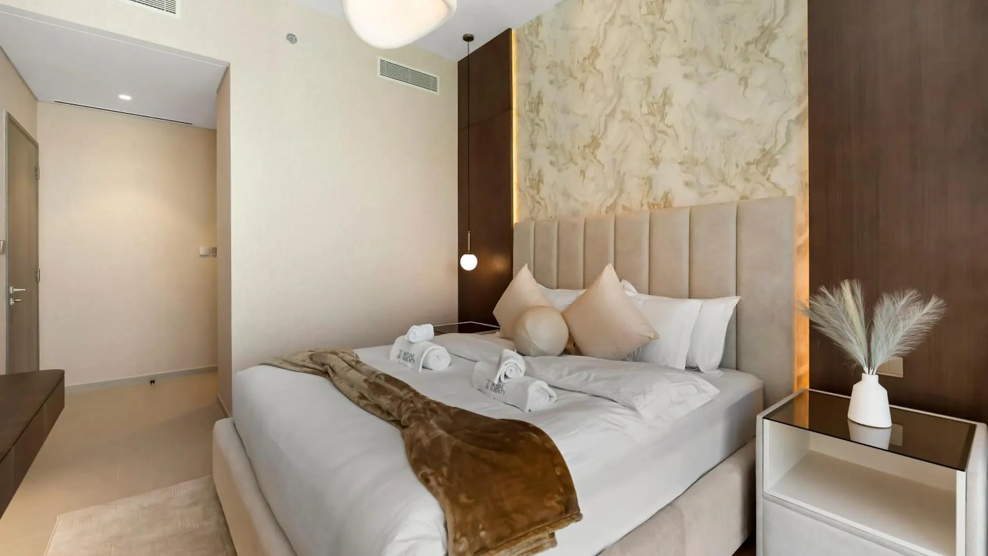 Crown Jewel 2 Bedroom Apartments I Iconic Burj Khalifa And Fountain Views I Free Parking, Gym, Pool, Wi-Fi And Ps5 I By Skyline Serenity Dubai