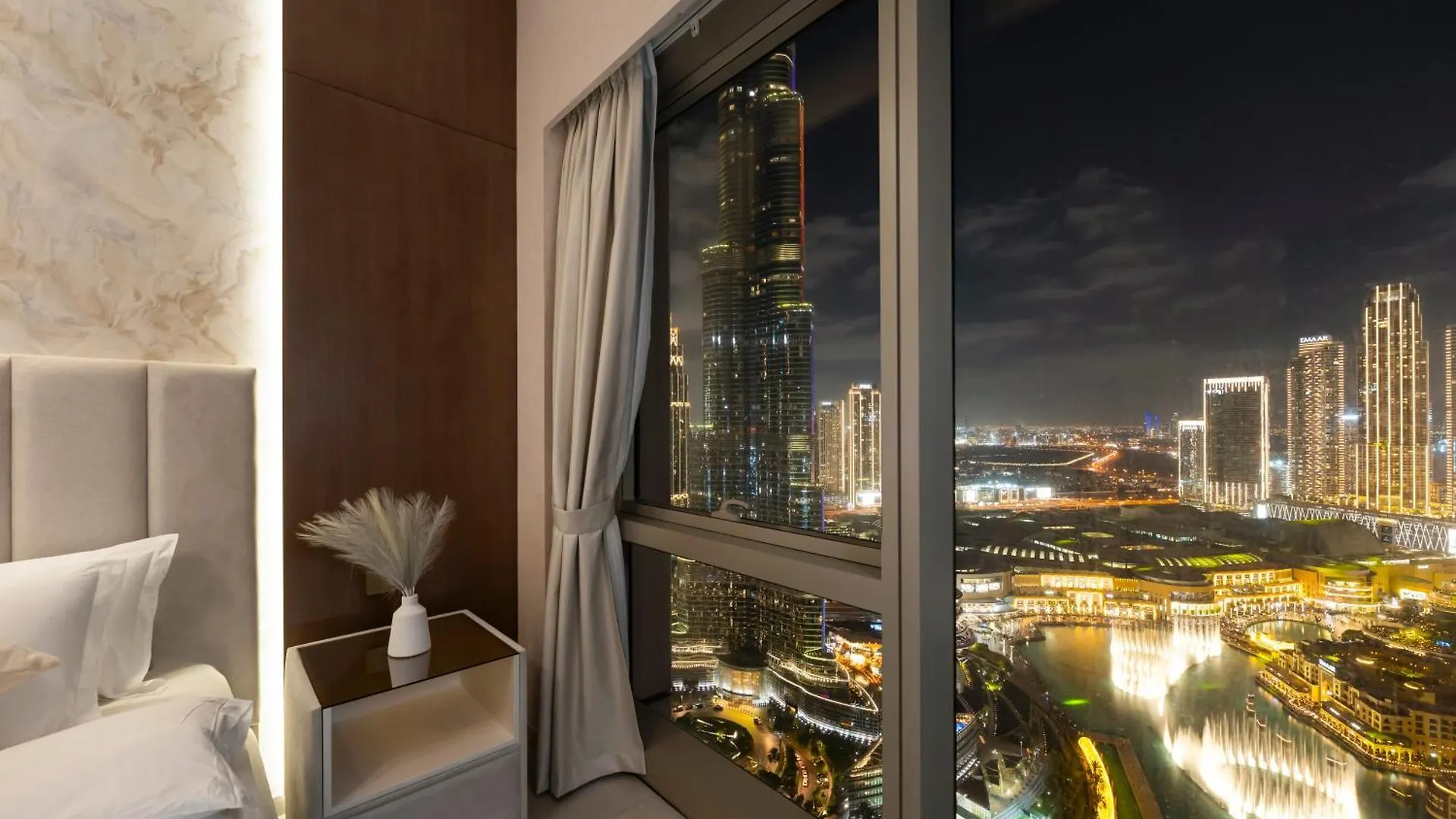 Crown Jewel 2 Bedroom Apartments I Iconic Burj Khalifa And Fountain Views I Free Parking, Gym, Pool, Wi-Fi And Ps5 I By Skyline Serenity Dubai