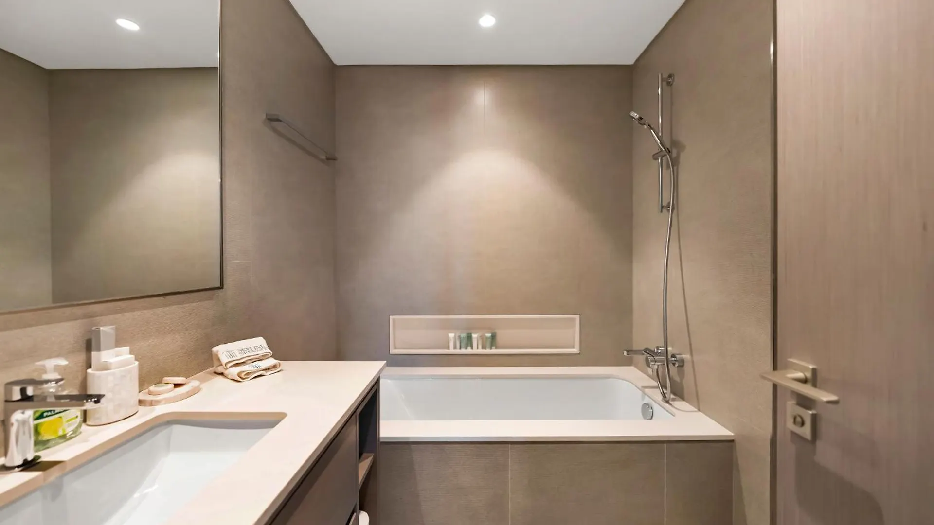 Crown Jewel 2 Bedroom Apartments I Iconic Burj Khalifa And Fountain Views I Free Parking, Gym, Pool, Wi-Fi And Ps5 I By Skyline Serenity Dubai 0*,