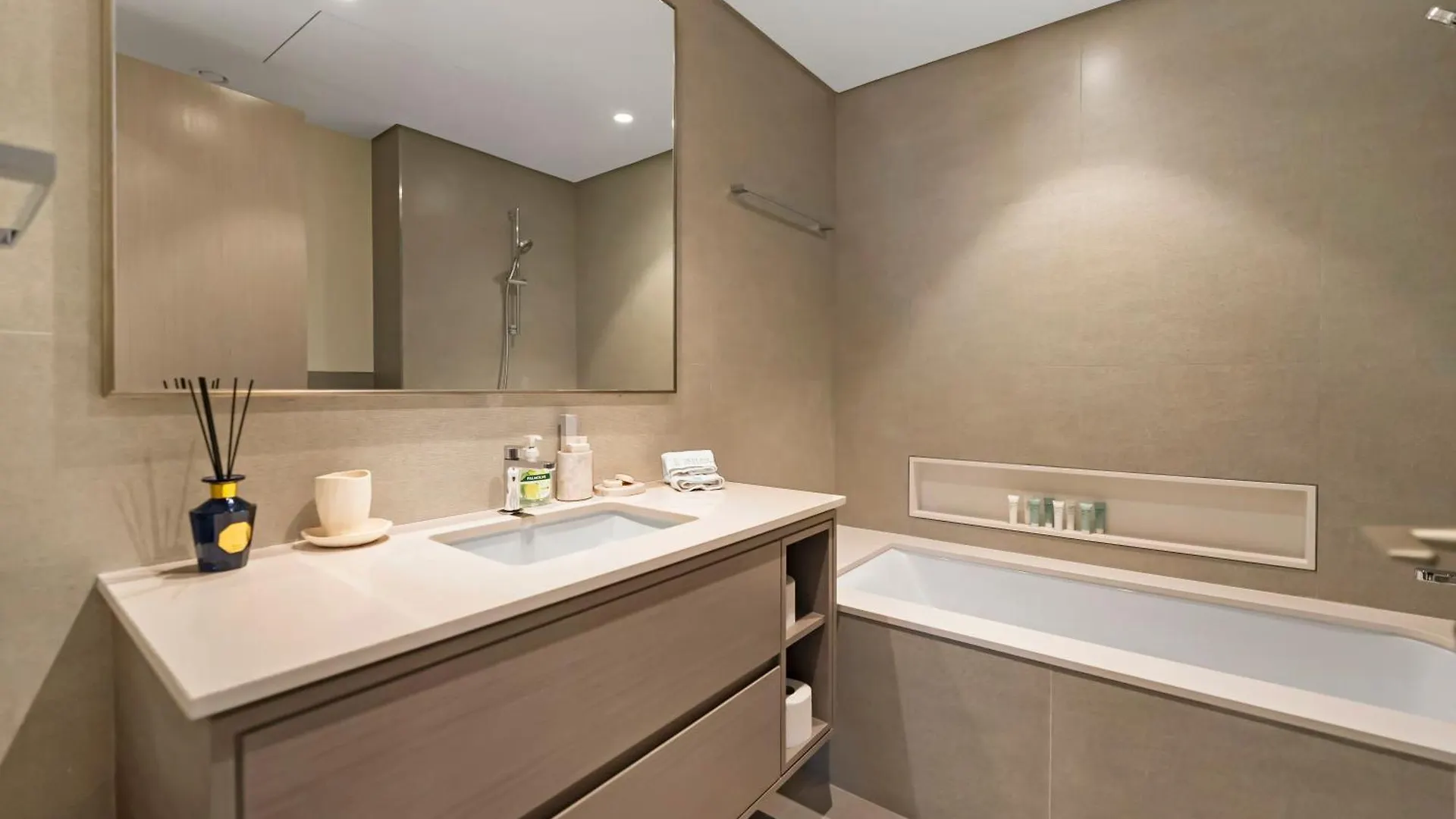Crown Jewel 2 Bedroom Apartments I Iconic Burj Khalifa And Fountain Views I Free Parking, Gym, Pool, Wi-Fi And Ps5 I By Skyline Serenity Dubai