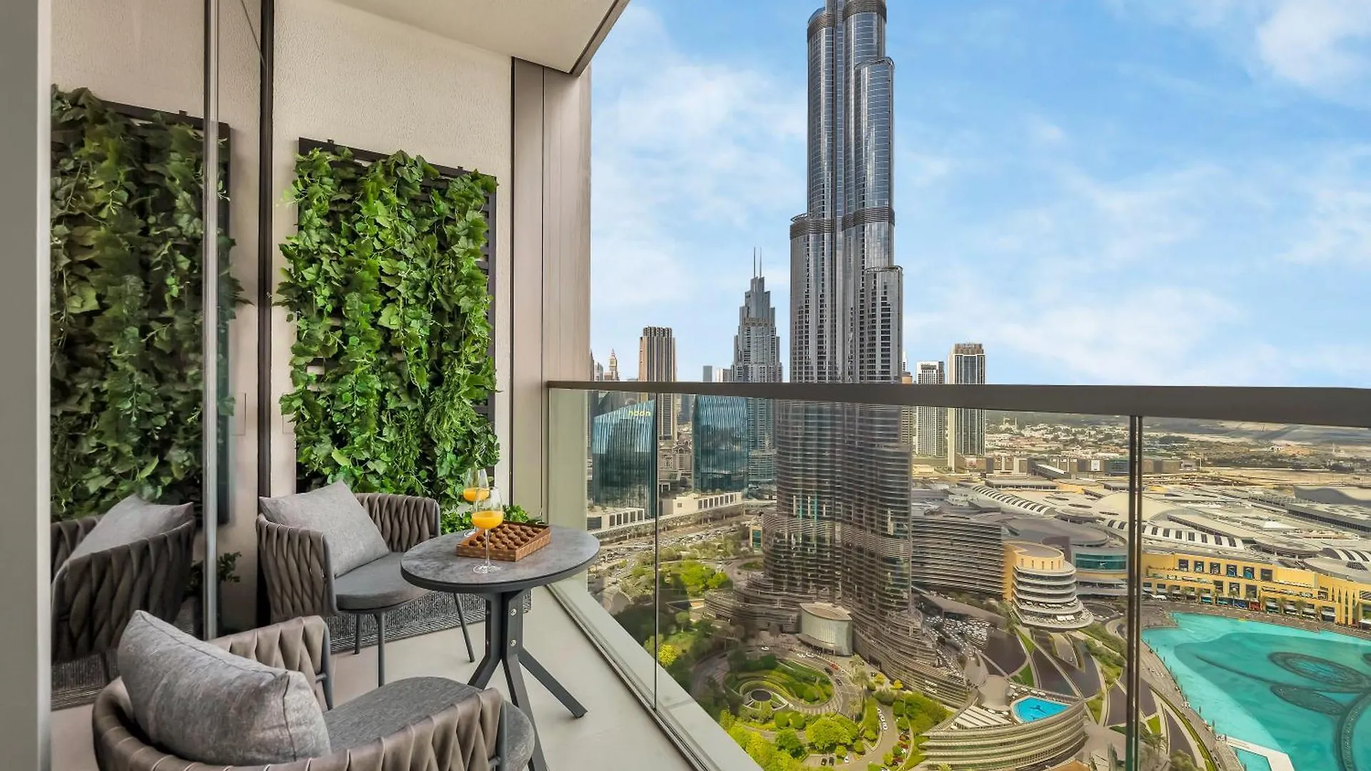 Crown Jewel 2 Bedroom Apartments I Iconic Burj Khalifa And Fountain Views I Free Parking, Gym, Pool, Wi-Fi And Ps5 I By Skyline Serenity Dubai