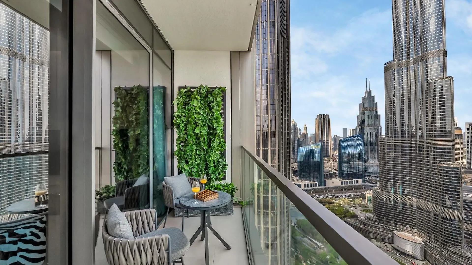 Crown Jewel 2 Bedroom Apartments I Iconic Burj Khalifa And Fountain Views I Free Parking, Gym, Pool, Wi-Fi And Ps5 I By Skyline Serenity Dubai