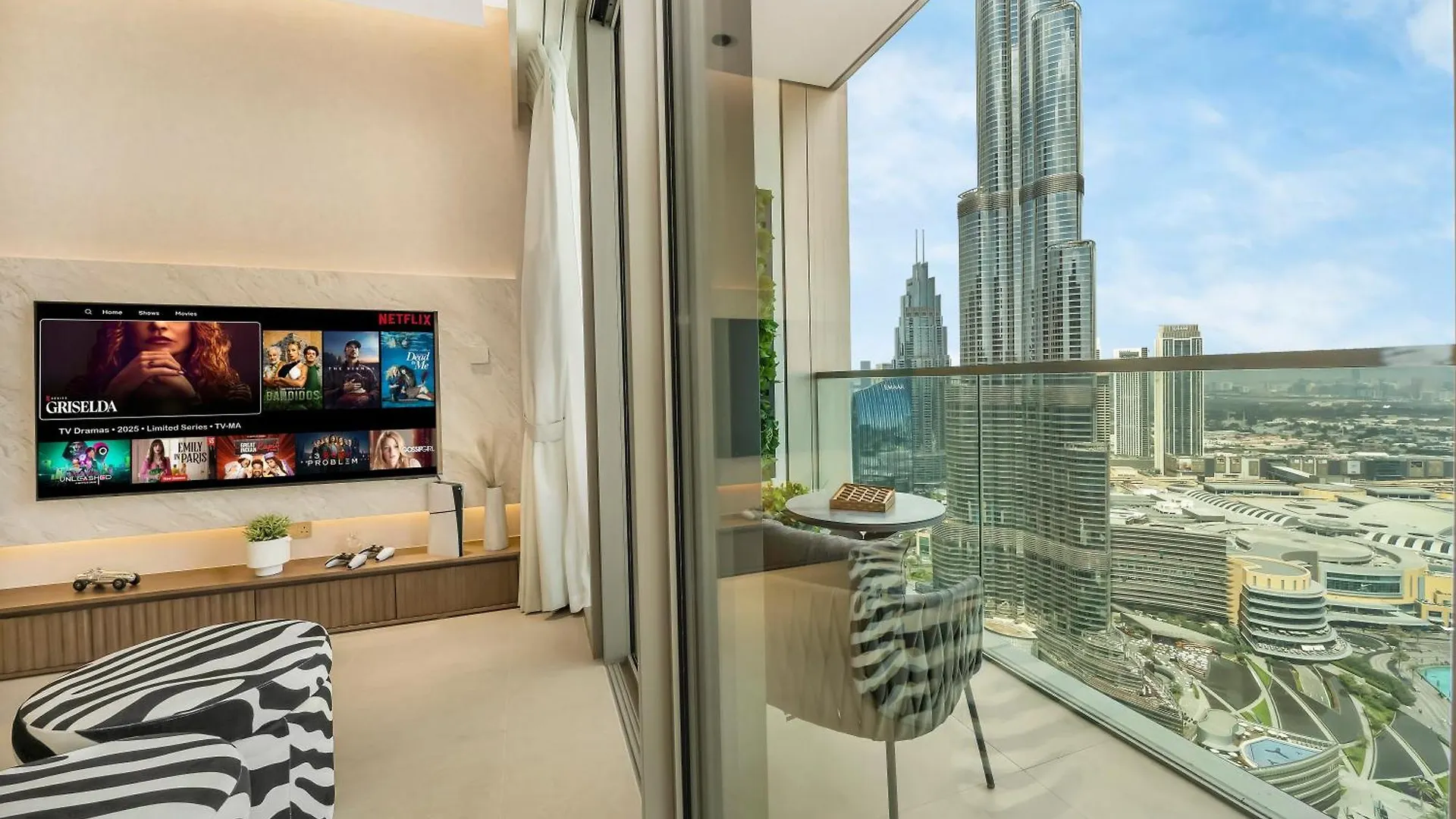 Crown Jewel 2 Bedroom Apartments I Iconic Burj Khalifa And Fountain Views I Free Parking, Gym, Pool, Wi-Fi And Ps5 I By Skyline Serenity Dubai
